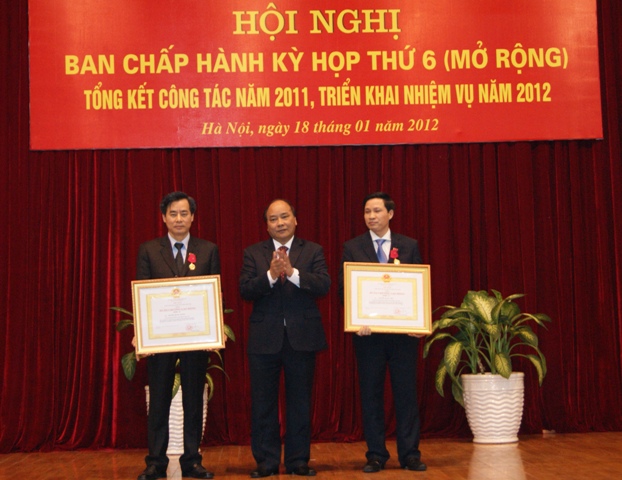 Đồng chí Nguyễn Xuân Phúc, Ủy viên Bộ Chính trị, Phó Thủ tướng Chính phủ thay mặt Đảng, Nhà nước trao tặng huân chương của Chủ tịch Nước; Bằng khen của Thủ tướng Chính phủ cho Đồng chí Nguyễn Quang Dương, Phó Bí thư Đảng ủy Khối và Đồng chí Nguyễn Quang Tiến, Chánh Văn phòng Đảng ủy Khối