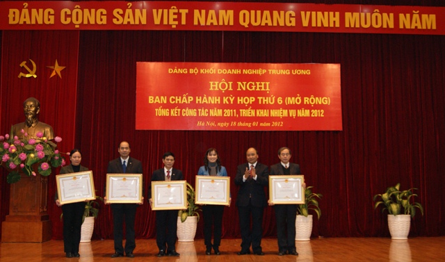 Đồng chí Nguyễn Xuân Phúc, Ủy viên Bộ Chính trị, Phó Thủ tướng Chính phủ thay mặt Đảng, Nhà nước khen thưởng các Tập thể, Cá nhân thuộc Đảng ủy Khối Doanh nghiệp Trung ương