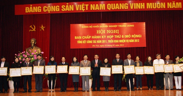 Đồng chí Trương Quang Nghĩa, Ủy viên Trung ương Đảng, Bí thư Đảng ủy Khối Doanh nghiệp Trung ương trao bằng khen cho đại diện Tập thể, cá nhân được Đảng ủy Khối trao tặng