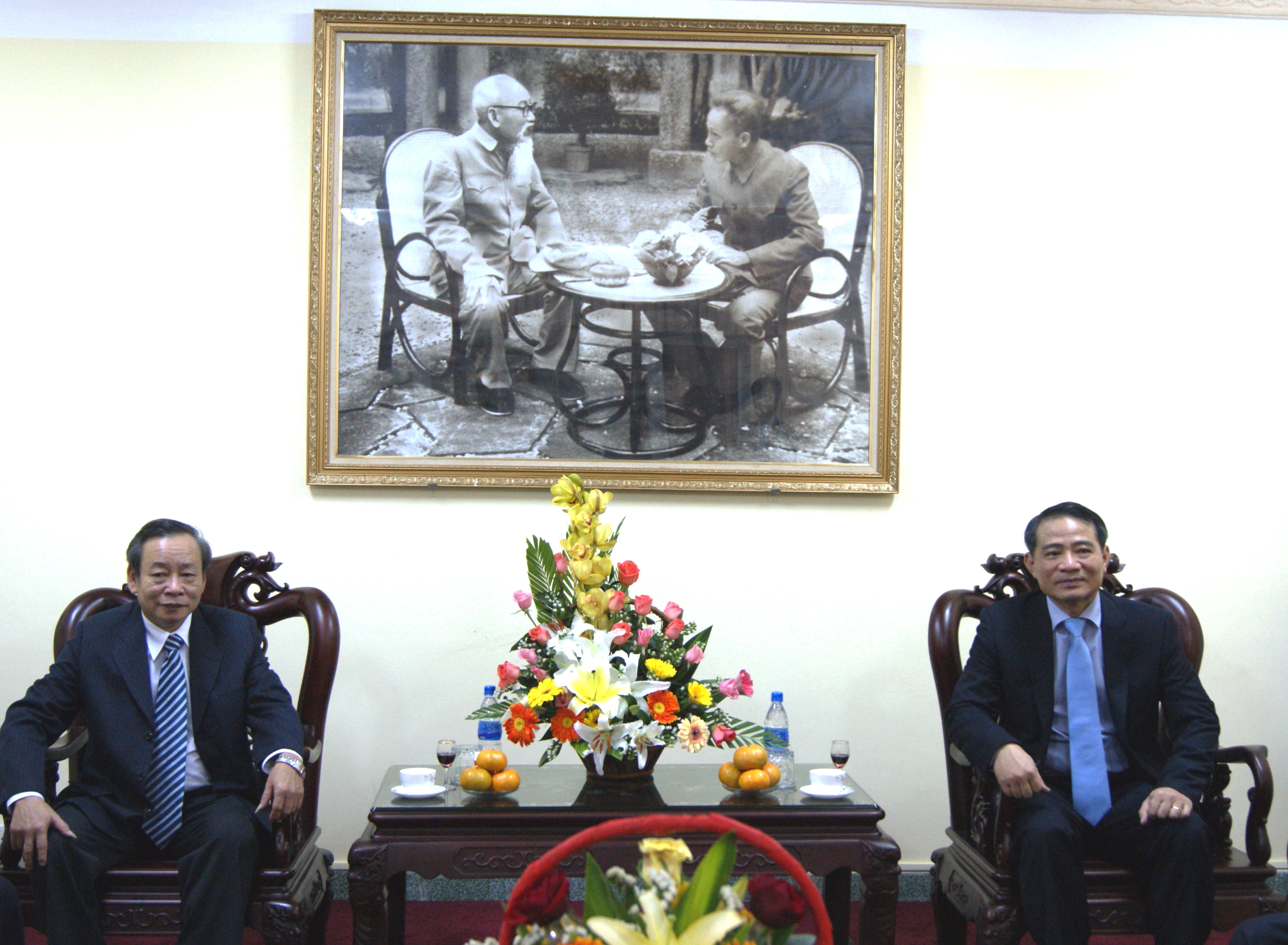 Đồng chí Trương Quang Nghĩa, Ủy viên T.Ư Đảng, Bí thư Đảng ủy Khối doanh nghiệp T.Ư và đồng chí Nguyễn Minh, Phó Bí thư Tỉnh ủy Quảng Ngãi thông tin cho nhau những thành tựu mà hai Đảng bộ đã đạt được trong năm vừa qua