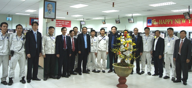 Toàn thể cán bộ, kỹ sư Phòng Điều khiển trung tâm Công ty Lọc hóa dầu Bình Sơn chụp ảnh lưu niệm với đồng chí Bí thư Đảng ủy Khối và đoàn công tác