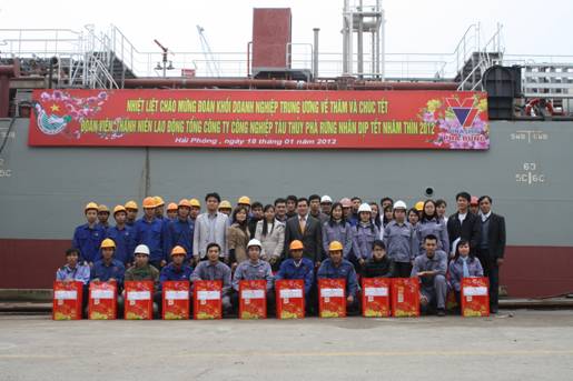 Đ/c Vũ Đức Tú, Phó Bí thư Đoàn Khối Doanh nghiệp Trung ương tặng quà Tết thanh niên công nhân Tổng Công ty Công nghiệp tàu thủy Phà Rừng