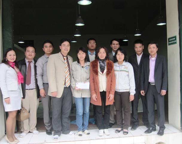 Đồng chí Nguyễn Trung Hiếu, Phó Bí thư Đoàn Khối DNTW chúc Tết thanh niên công nhân Công ty CP Phân phối bán lẻ (Tổng Công ty Lương thực Miền Bắc).