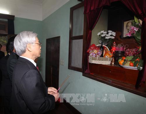 Tổng Bí thư Nguyễn Phú Trọng dâng hương lên bàn thờ  Bác Hồ trong Khu Di tíchChủ tịch Hồ Chí Minh. Ảnh: TTXVN