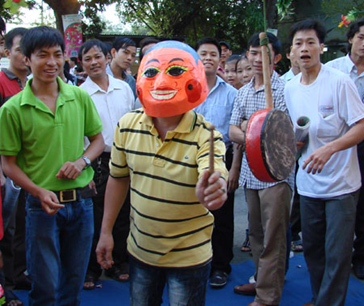 CN nhận quà tết và tham gia trò chơi trong chương trình “Xuân ấm áp”