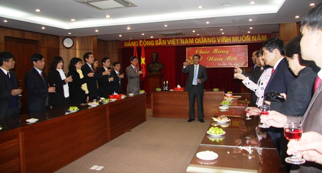 Đồng chí Bí thư Đảng ủy Khối chúc Tết cán bộ, công nhân viên Cơ quan Đảng ủy Khối