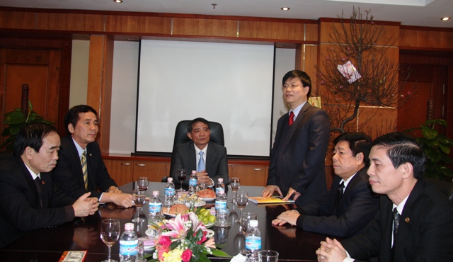 Đồng chí Nguyễn Ngọc Sự - Chủ tịch HĐTV Tập đoàn Công nghiệp Tàu thủy Việt Nam báo cáo tóm tắt kết quả sản xuất kinh doanh năm 2011 và nhiệm vụ trọng tâm năm 2012 của Tập đoàn với đồng chí Bí thư Đảng ủy Khối và đoàn