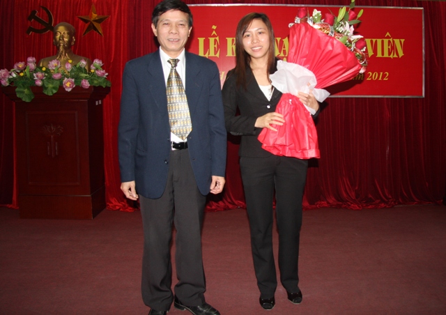 Đồng chí Bí thư Chi bộ đã chúc mừng đồng chí Đặng Thị Huyền