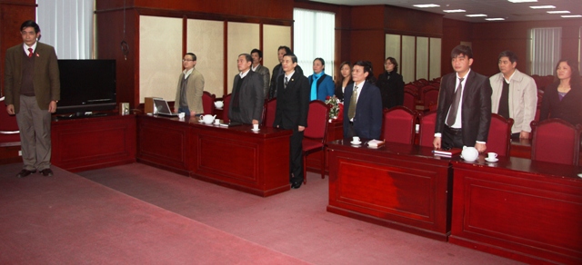 Các đại biểu làm lễ chào cờ