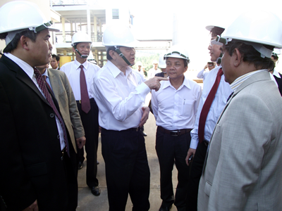 Chủ tịch nước Trương Tấn Sang thăm hỏi   và nói chuyện với lãnh đạo, cán bộ, công nhân viên chức   và người lao động Nhà máy sản xuất cồn Ethanol Đại Tân