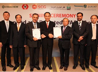 Lễ ký hợp đồng liên doanh đầu tư xây dựng dự án tổ hợp hóa dầu đầu tiên tại Việt Nam.