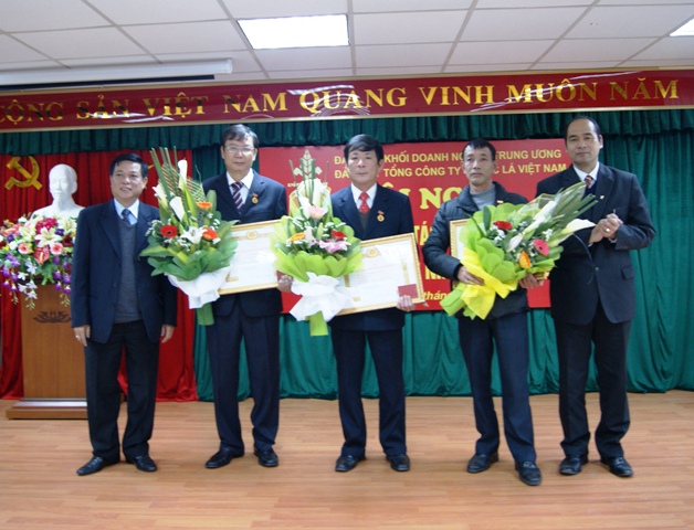 Các đồng chí được nhận Huy hiệu 40 năm, 30 năm tuổi Đảng.