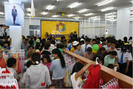 Nhộn nhịp mua sắm trong ngày khai trương
