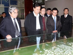 Thủ tướng Nguyễn Tấn Dũng nghe giới thiệu về quy hoạch chung Khu Công nghệ cao Hòa Lạc (Ảnh: Đức Tám/TTXVN)