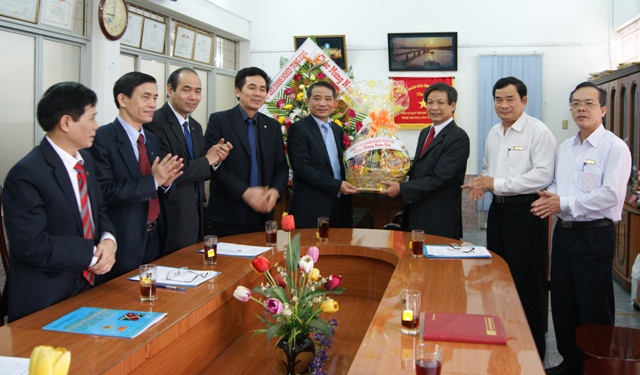 Đồng chí Bí thư Đảng ủy Khối chúc Tết chi nhánh Agribank Quảng Ngãi