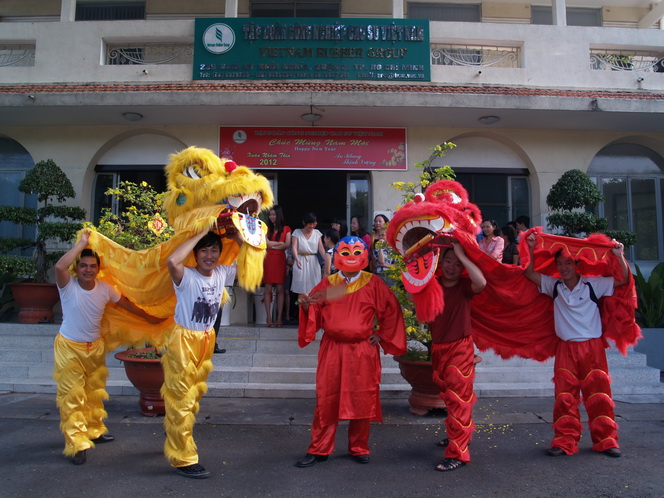 CHI ĐOÀN CTY MẸ TẬP ĐOÀN CAO SU HÁT VÀ MÚA LÂN CHÀO MỪNG NĂM MỚI