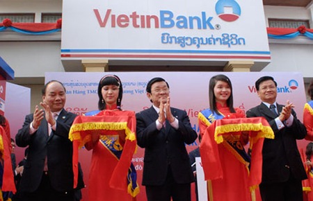 Chủ tịch nước Trương Tấn Sang cắt băng khai trương chi nhánh VietinBank tại Lào ngày 9/2.