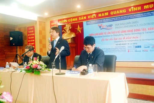 Phó tổng giám đốc Vinashin Nguyễn Quốc Ánh giới thiệu Vietship 2012.