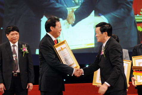 Chủ tịch nước Trương Tấn Sang trao giải thưởng của ngành Dầu khí cho Tiến sĩ Phùng Đình Thực - Chủ tịch HĐTV Tập đoàn Dầu khí quốc gia Việt Nam