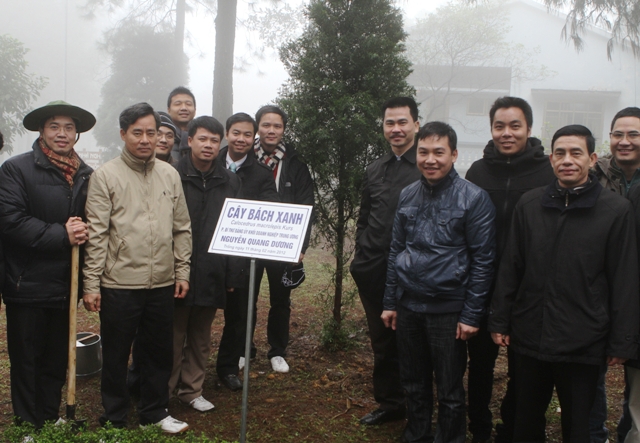 Đồng chí Nguyễn Quang Dương, Phó Bí thư Đảng ủy Khối và các đại biểu tham gia trồng cây tại Coste 400 của Vườn Quốc gia Ba Vì (Hà Nội).