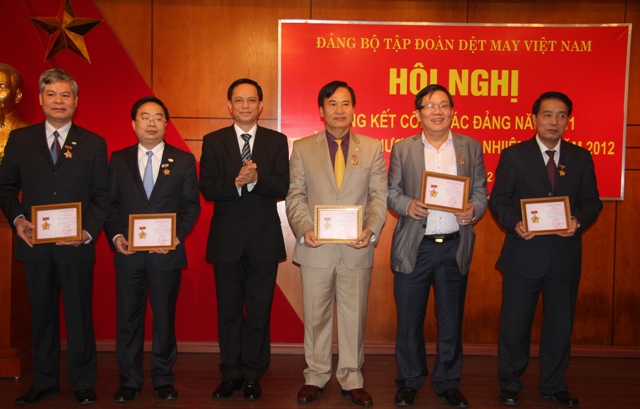Đồng chí Nguyễn Văn Ngọc, Phó Bí thư Đảng ủy Khối trao tặng Kỷ niệm chương Vì sự nghiệp Tuyên giáo cho các đồng chí ở Đảng bộ Tập đoàn Dệt may Việt Nam