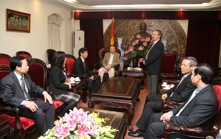 Tổng Giám đốc Nguyễn Quang Dũng báo cáo về tình hình hoạt động của NHPT với đồng chí Tô Huy Rứa - Ủy viên Bộ Chính trị, Trưởng Tổ chức TW