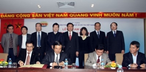 Đại diện các đơn vị ký cam kết với sự chứng kiến của lãnh đạo Bộ Tài chính, Bộ Xây dựng và Đảng ủy Khối DNTW.