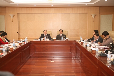 Lãnh đạo Agribank công bố quyết định đồng loạt giảm lãi suất cho vay   và thực hiện cho vay vốn phục vụ phát triển kinh tế nông nghiệp, nông thôn năm 2012