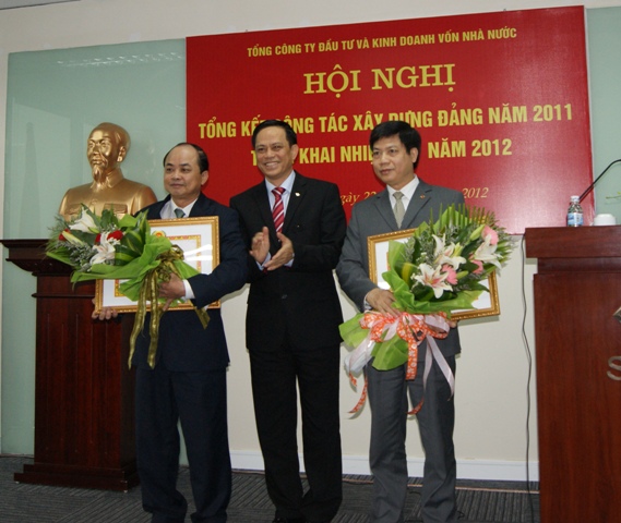 Đồng chí Lại Văn Đạo Bí thư Đảng ủy, TGĐ và đồng chí Hoàng Nguyên Học, Phó Bí thư Đảng ủy, Phó TGĐ  SCIC được tặng Bằng khen của Đảng ủy Khối Doanh nghiệp Trung ương