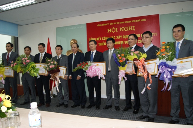 Đồng chí Lại Văn Đạo, Bí thư Đảng ủy SCIC tặng Giấy khen cho các tập thể, cá nhân