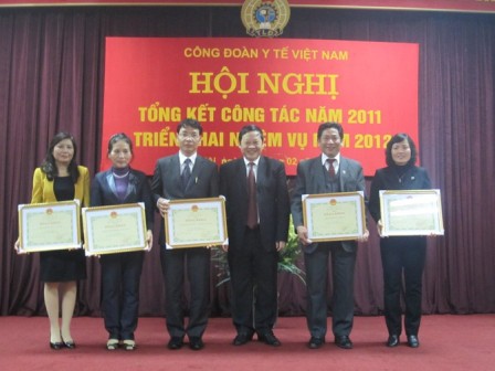 Lãnh đạo Bộ Y tế tặng Bằng khen cho các đơn vị 