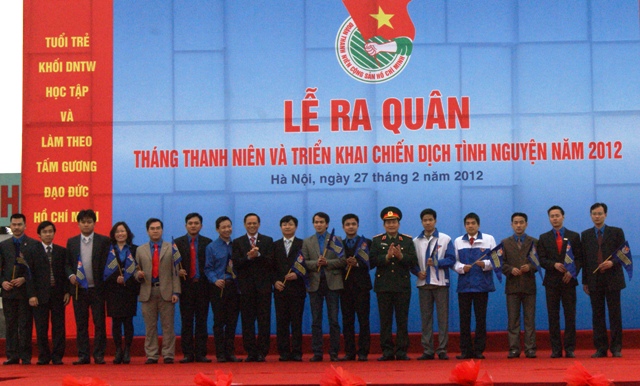 Các đơn vị Đoàn cơ sở nhận cờ lệnh của Đoàn khối doanh nghiệp Trung ương.