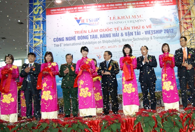 Phó Thủ tướng Chính phủ Hoàng Trung Hải cùng các vị đại biểu cắt băng khai mạc Triển lãm Vietship 2012.
