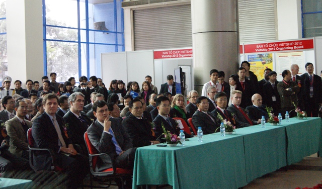 Các đại biểu dự khai mạc Triển lãm.