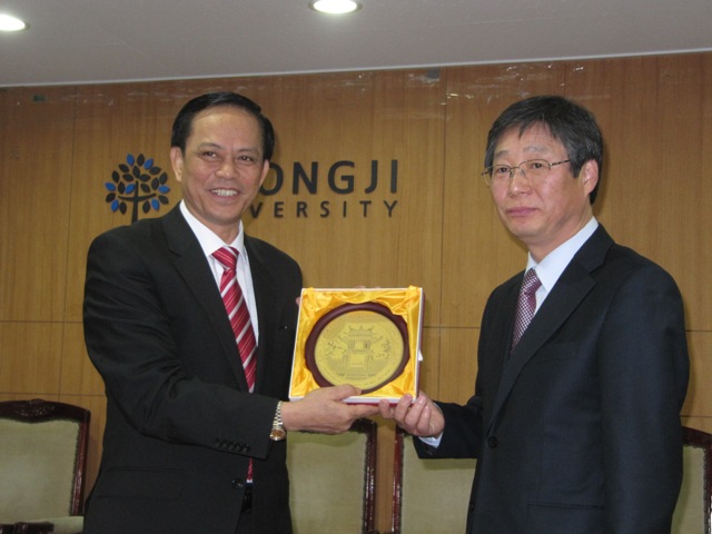 Đồng chí Nguyễn Văn Ngọc, Phó Bí thư Đảng ủy Khối , Trưởng đoàn cán bộ học tập tại Hàn Quốc tặng quà lưu niệm đối với giảng viên Trường Đại học Myungji