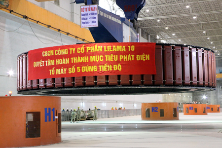Đúng 11 giờ ngày 29/2, rô to tổ máy số 5 công trình thủy điện Sơn La được lắp đặt xong.