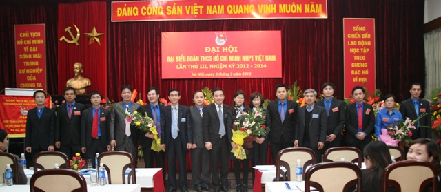 Đồng chí Vũ Đức Kiển tặng hoa chúc mừng thành công của Đại hội