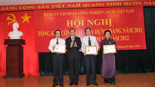 Đồng chí Nguyễn Văn Ngọc, Phó Bí thư Đảng ủy Khối trao tặng Bằng khen của Đảng ủy Khối cho các tập thể, cá nhân