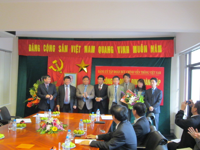 Đồng chí Phạm Long Trận- Bí thư Đảng ủy Tập đoàn, Chủ tịch Hội đồng thành viên Tập đoàn trao Quyết định cho Ban chấp hành Đảng bộ Công ty CP Công nghệ Công nghiệp Bưu chính Viễn thông.