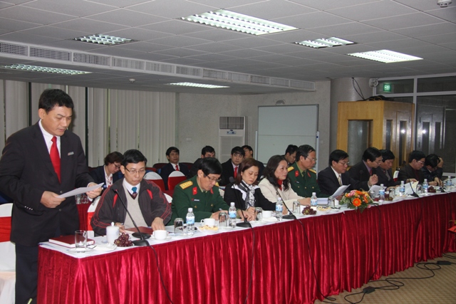 Phó Bí thư Đảng ủy Khối Nguyễn Quang Dương trao tặng Cờ thi đua cho Đảng bộ VietinBank Hà Nội. 