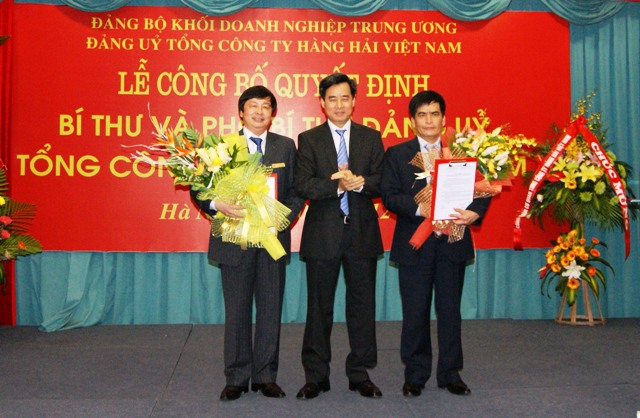 Đồng chí Nguyễn Quang Dương, Phó Bí thư Đảng ủy Khối DNTW trao Quyết định cho các đồng chí Bí thư và Phó Bí thư Đảng ủy Vinalines.