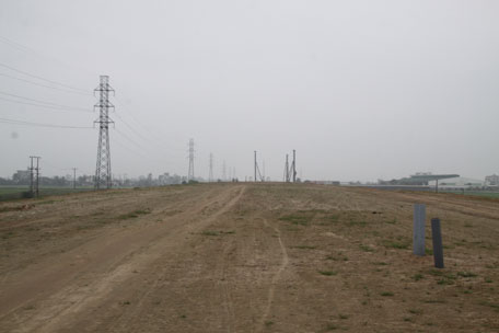 Một đoạn đường thuộc gói thầu đầu tiên nay đã hoàn thành phần nền đường,   đang chờ theo dõi lún để làm mặt đường trong năm 2013