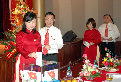 Các đại biểu tiến hành bỏ phiếu bầu Ban Chấp hành Đoàn Agribank Mỹ Đình khóa II, nhiệm kỳ 2012 - 2014 - Ảnh: Phạm Cường