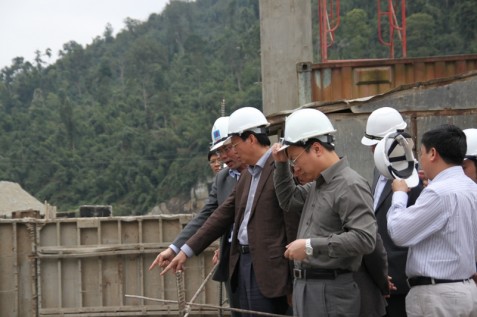 Đoàn công tác kiểm tra tại Nhà máy Thủy điện Hủa Na