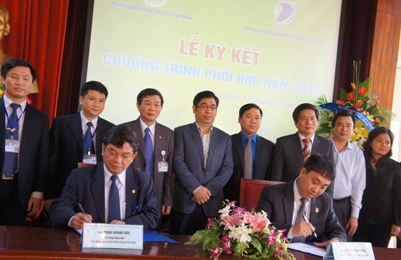 Bí thư Trung ương Đoàn Nguyễn Mạnh Dũng (bìa phải) và Phó Tổng Giám đốc Thường trực Tập đoàn VNPT Phan Hoàng Đức cùng đại diện lãnh đạo hai bên tham gia ký kết chương trình phối hợp năm 2012