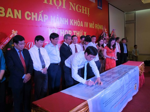 Chủ tịch Công đoàn các đơn vị kí giao ước thi đua dưới sự chứng kiến của lãnh đạo Tổng Liên đoàn Lao động Việt Nam và PVN