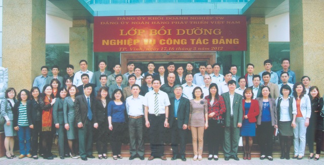 Bế giảng lớp học và chụp ảnh lưu niệm