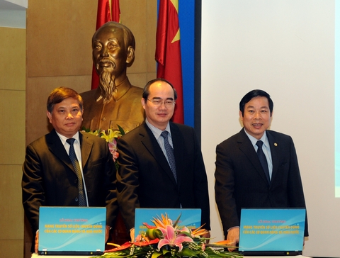 Phó Thủ tướng Nguyễn Thiện Nhân (đứng giữa), Bộ trưởng Bộ TT&TT Nguyễn Bắc Son (đứng bên phải) và Chủ tịch Hội đồng thành viên của VNPT Phạm Long Trận (bên trái) bấm nút khai trương mạng Truyền số liệu chuyên dùng. Ảnh: Ngọc Ninh