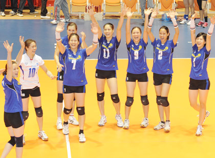 Niềm vui chiến thắng của các cô gái bóng chuyền VietinBank.