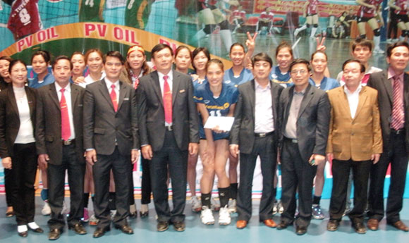 Đảng ủy Khối, Ban lãnh đạo VietinBank kịp thời động viên đội bóng.